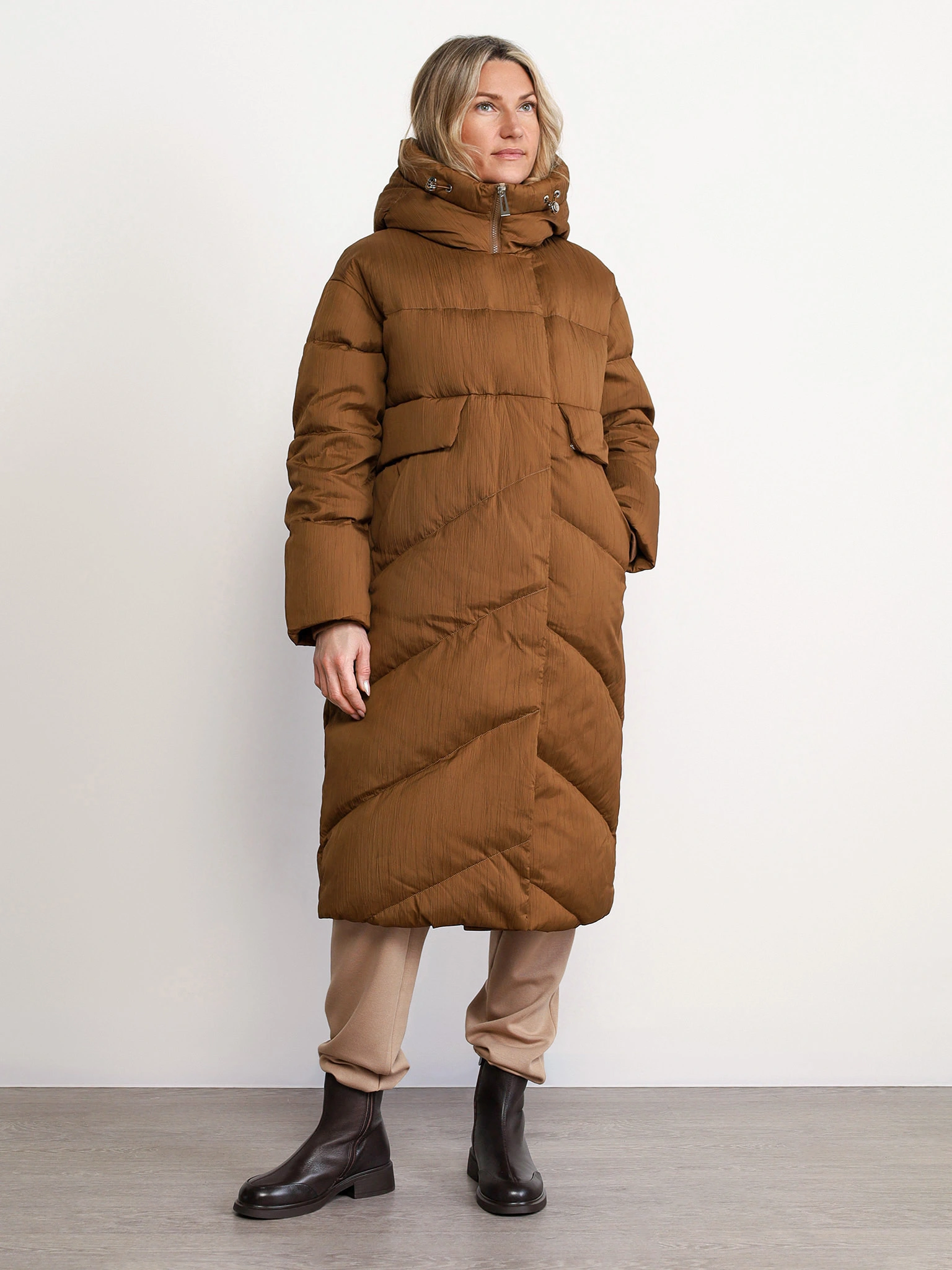 Пуховик светло-коричневого цвета с капюшоном